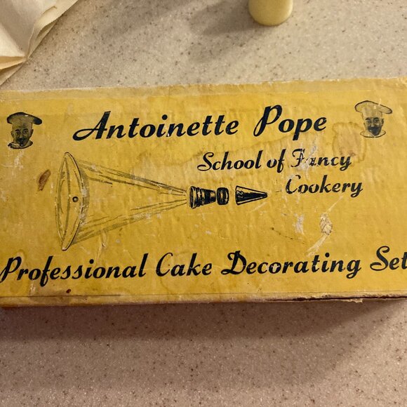 Vintage Cake Decorating Kit - Picture 2 of 6